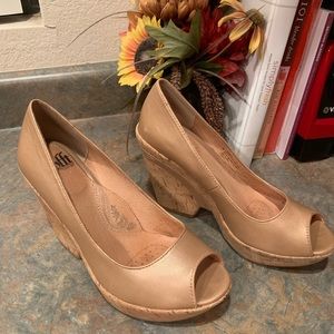 Sofft Gold Tan leather wedge shoe 7 med